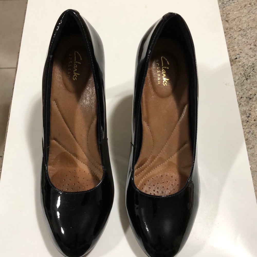 Patent lovely heels 3 1/2” heel, small unnoticeable scuff on right heel.